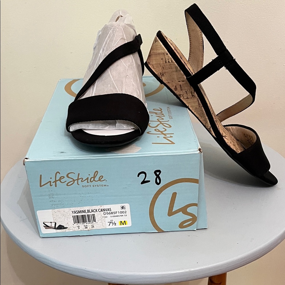 NIB Life Stride Yasmine Black Canvas Sandals